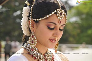 Taapsee perfoming Kerala Classical Dance Mohiniyattam