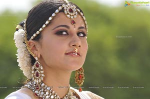 Taapsee perfoming Kerala Classical Dance Mohiniyattam