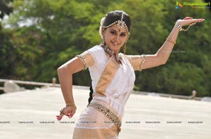 Taapsee perfoming Kerala Classical Dance Mohiniyattam