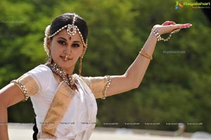 Taapsee perfoming Kerala Classical Dance Mohiniyattam