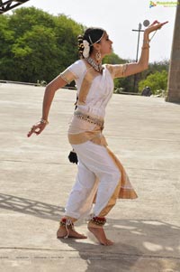 Taapsee perfoming Kerala Classical Dance Mohiniyattam