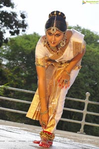 Taapsee perfoming Kerala Classical Dance Mohiniyattam