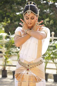 Taapsee perfoming Kerala Classical Dance Mohiniyattam