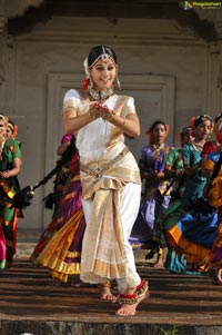 Taapsee perfoming Kerala Classical Dance Mohiniyattam