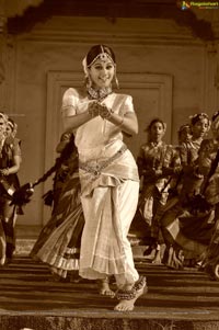 Taapsee perfoming Kerala Classical Dance Mohiniyattam