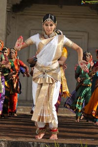 Taapsee perfoming Kerala Classical Dance Mohiniyattam