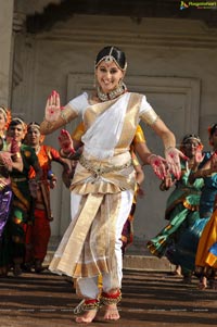 Taapsee perfoming Kerala Classical Dance Mohiniyattam