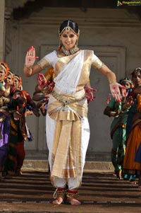 Taapsee perfoming Kerala Classical Dance Mohiniyattam