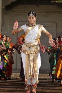 Taapsee perfoming Kerala Classical Dance Mohiniyattam