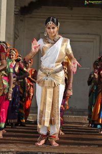 Taapsee perfoming Kerala Classical Dance Mohiniyattam