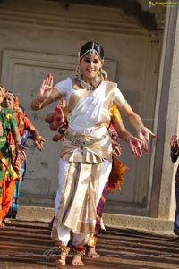 Taapsee perfoming Kerala Classical Dance Mohiniyattam