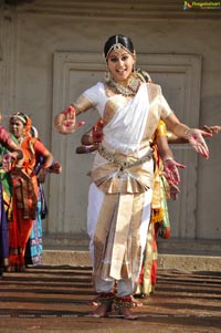 Taapsee perfoming Kerala Classical Dance Mohiniyattam