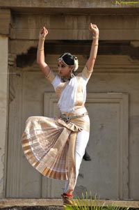 Taapsee perfoming Kerala Classical Dance Mohiniyattam