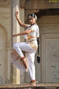 Taapsee perfoming Kerala Classical Dance Mohiniyattam