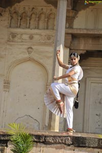 Taapsee perfoming Kerala Classical Dance Mohiniyattam