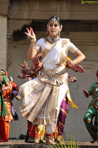 Taapsee perfoming Kerala Classical Dance Mohiniyattam