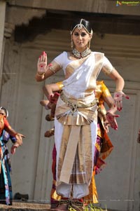 Taapsee perfoming Kerala Classical Dance Mohiniyattam