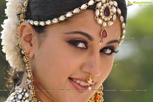 Taapsee perfoming Kerala Classical Dance Mohiniyattam