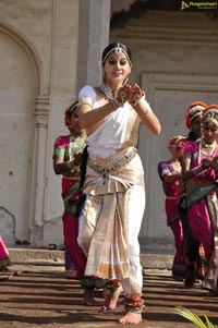 Taapsee perfoming Kerala Classical Dance Mohiniyattam