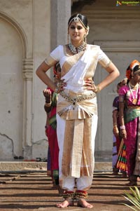 Taapsee perfoming Kerala Classical Dance Mohiniyattam