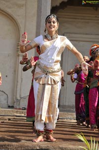 Taapsee perfoming Kerala Classical Dance Mohiniyattam