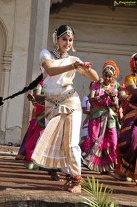 Taapsee perfoming Kerala Classical Dance Mohiniyattam