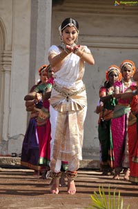 Taapsee perfoming Kerala Classical Dance Mohiniyattam