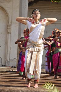 Taapsee perfoming Kerala Classical Dance Mohiniyattam