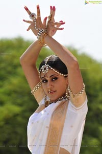 Taapsee perfoming Kerala Classical Dance Mohiniyattam