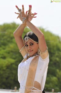 Taapsee perfoming Kerala Classical Dance Mohiniyattam