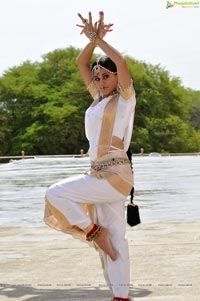 Taapsee perfoming Kerala Classical Dance Mohiniyattam