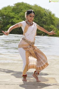 Taapsee perfoming Kerala Classical Dance Mohiniyattam