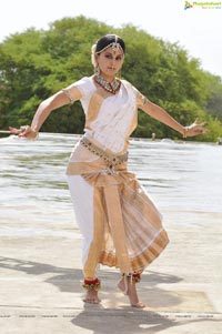 Taapsee perfoming Kerala Classical Dance Mohiniyattam