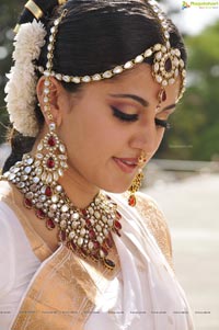 Taapsee perfoming Kerala Classical Dance Mohiniyattam