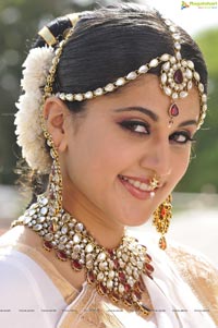 Taapsee perfoming Kerala Classical Dance Mohiniyattam