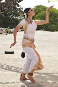 Taapsee perfoming Kerala Classical Dance Mohiniyattam