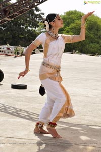 Taapsee perfoming Kerala Classical Dance Mohiniyattam