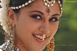 Taapsee perfoming Kerala Classical Dance Mohiniyattam