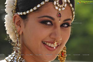 Taapsee perfoming Kerala Classical Dance Mohiniyattam