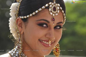 Taapsee perfoming Kerala Classical Dance Mohiniyattam