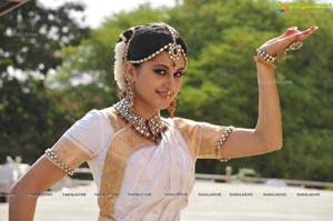 Taapsee perfoming Kerala Classical Dance Mohiniyattam