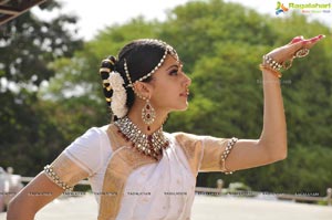 Taapsee perfoming Kerala Classical Dance Mohiniyattam