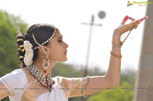 Taapsee perfoming Kerala Classical Dance Mohiniyattam