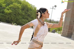 Taapsee perfoming Kerala Classical Dance Mohiniyattam