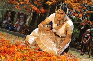 Taapsee perfoming Kerala Classical Dance Mohiniyattam