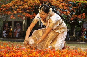 Taapsee perfoming Kerala Classical Dance Mohiniyattam