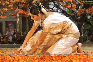 Taapsee perfoming Kerala Classical Dance Mohiniyattam