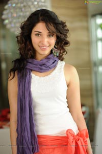 Tamanna Photo Gallery from Oosaravelli