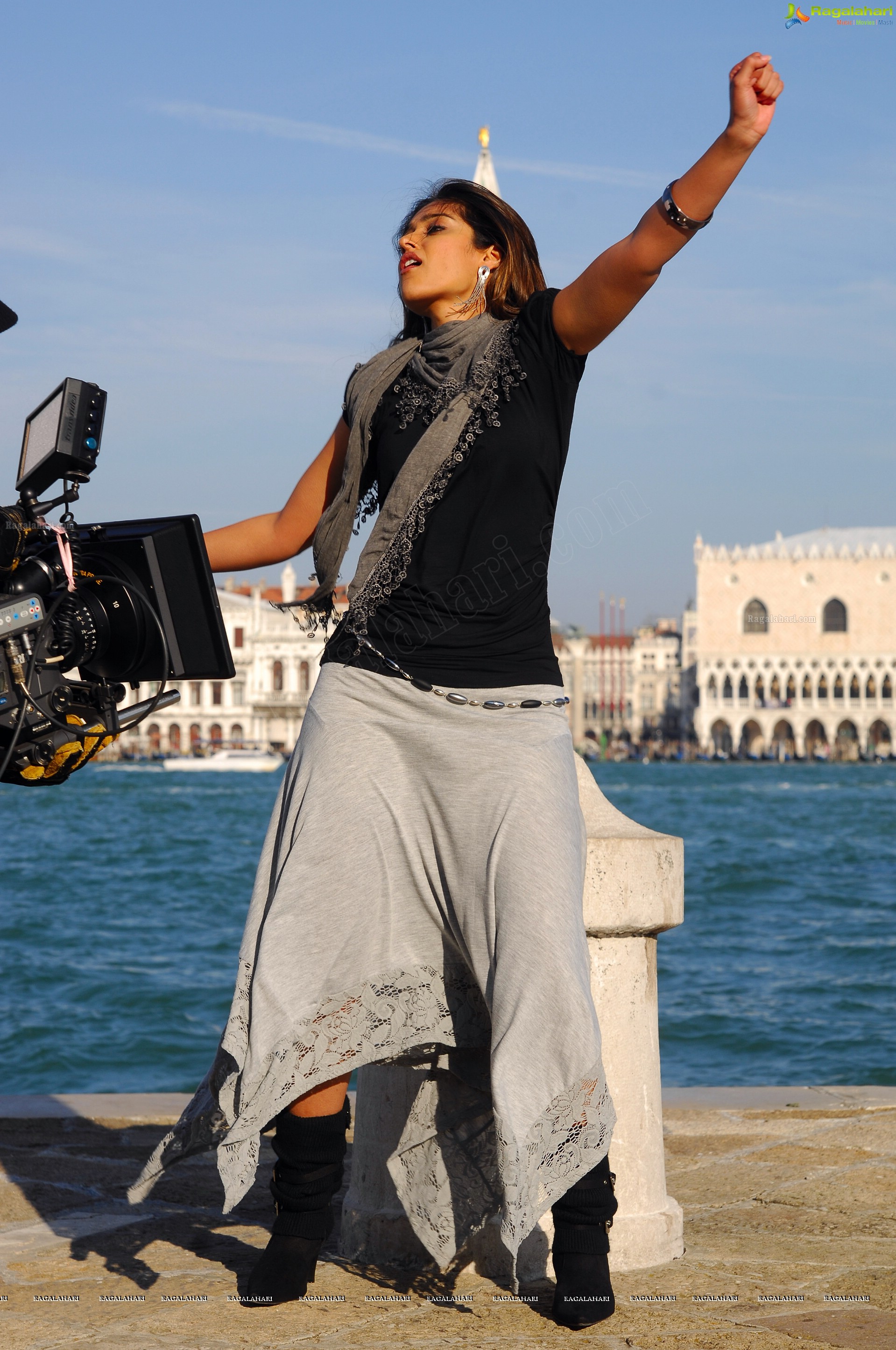 Goa Beauty Ileana in Italy -  Nenu Naa Rakshasi ( Padithinammo Song Stills )