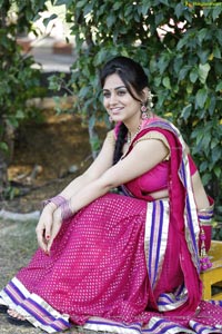 Aksha Hot in Saree